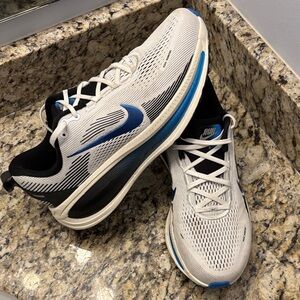 Nike Vomero 18s. Size 11. White and Blue and black.